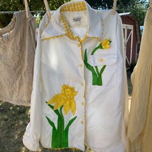 Vintage daffodil flower shirt with 3D detailing / quilt